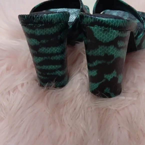 ALMOST!! BRAND NEW FASHION NOVA FAUX CROC MULES-6.5 - Picture 2 of 8